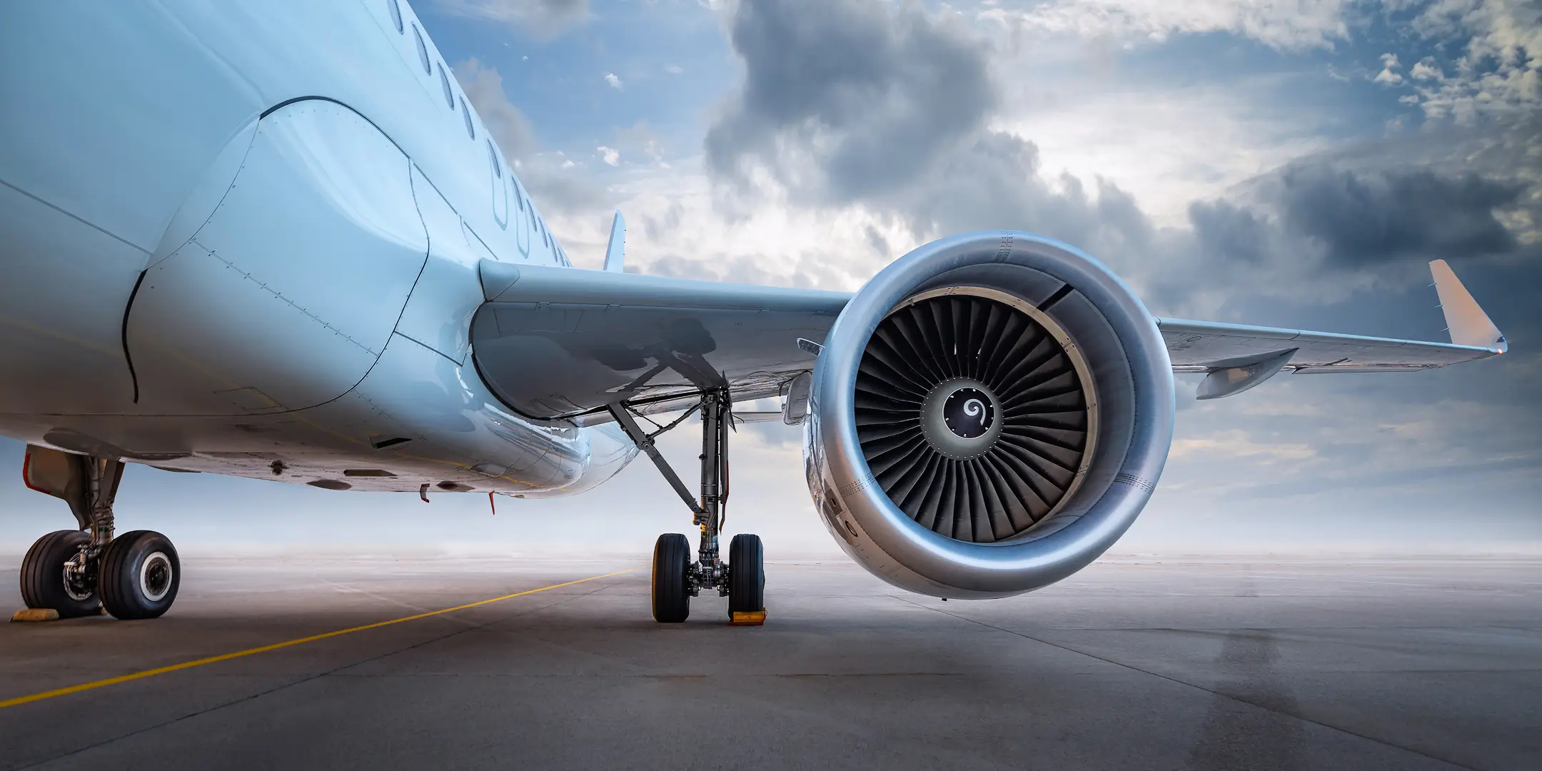 Avion sur la piste avec un gros plan sur son moteur