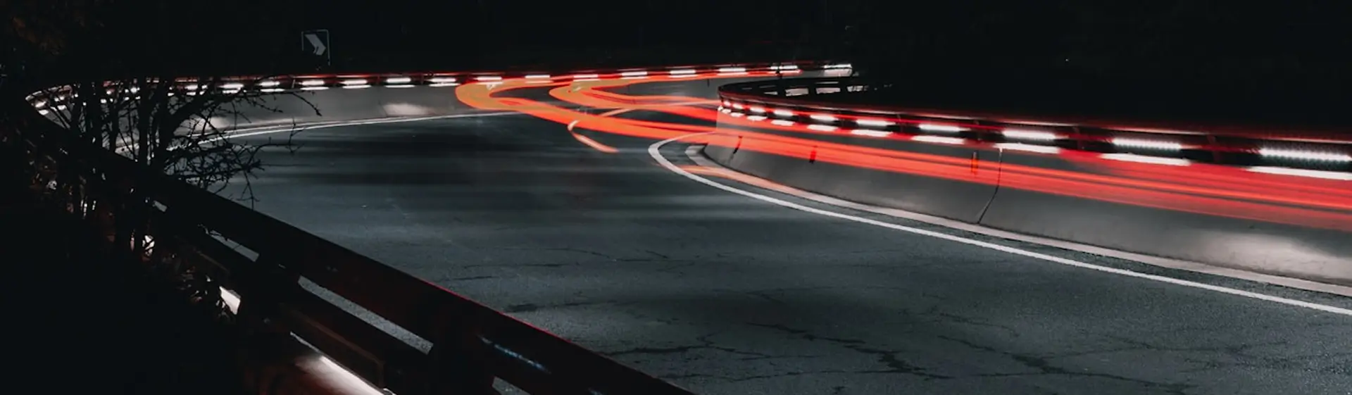 autostrada con semafori lampeggianti