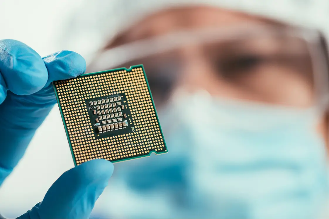 científico que examina un chip
