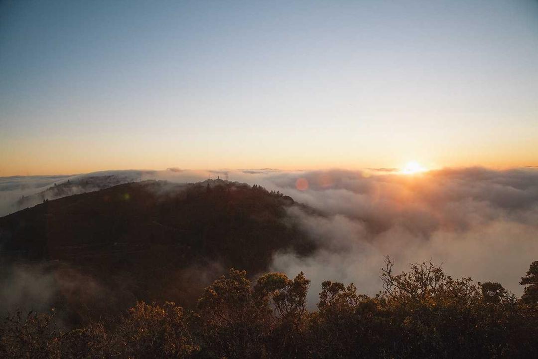 L'alba in cima a una vetta