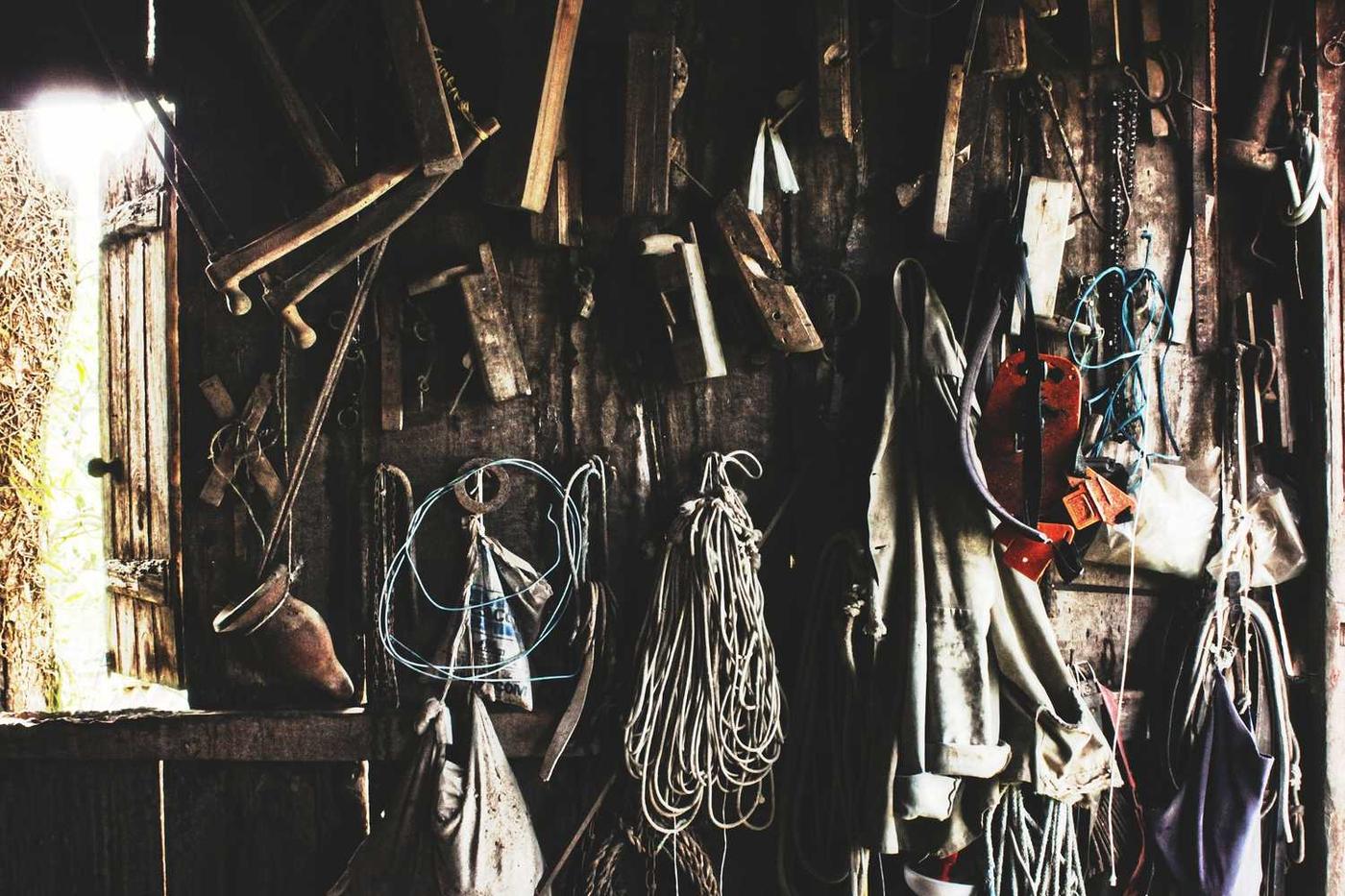 Représentation d'outils suspendus à l'intérieur d'un abri à outils