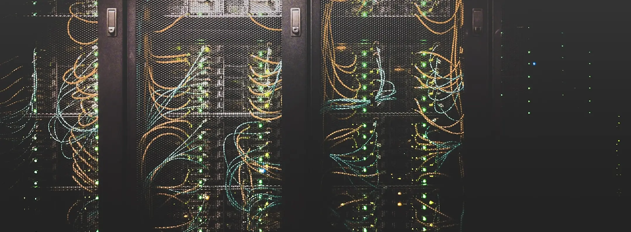 Darstellung von Server-Racks mit Computern und Kabeln im Inneren